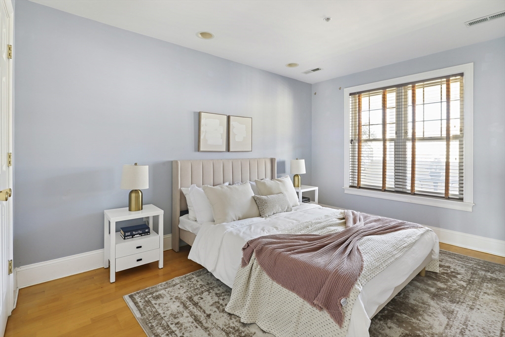 Boston, Massachusetts 02127, United States, 2 Bedrooms Bedrooms, ,2 BathroomsBathrooms,Residential,Pending,86568