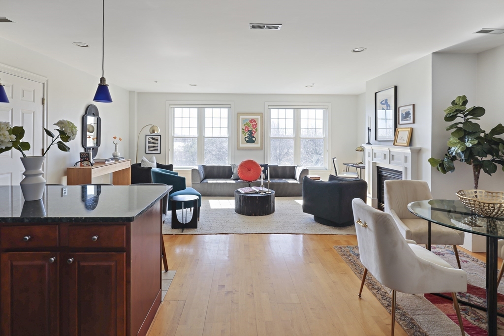 Boston, Massachusetts 02127, United States, 2 Bedrooms Bedrooms, ,2 BathroomsBathrooms,Residential,Pending,86568