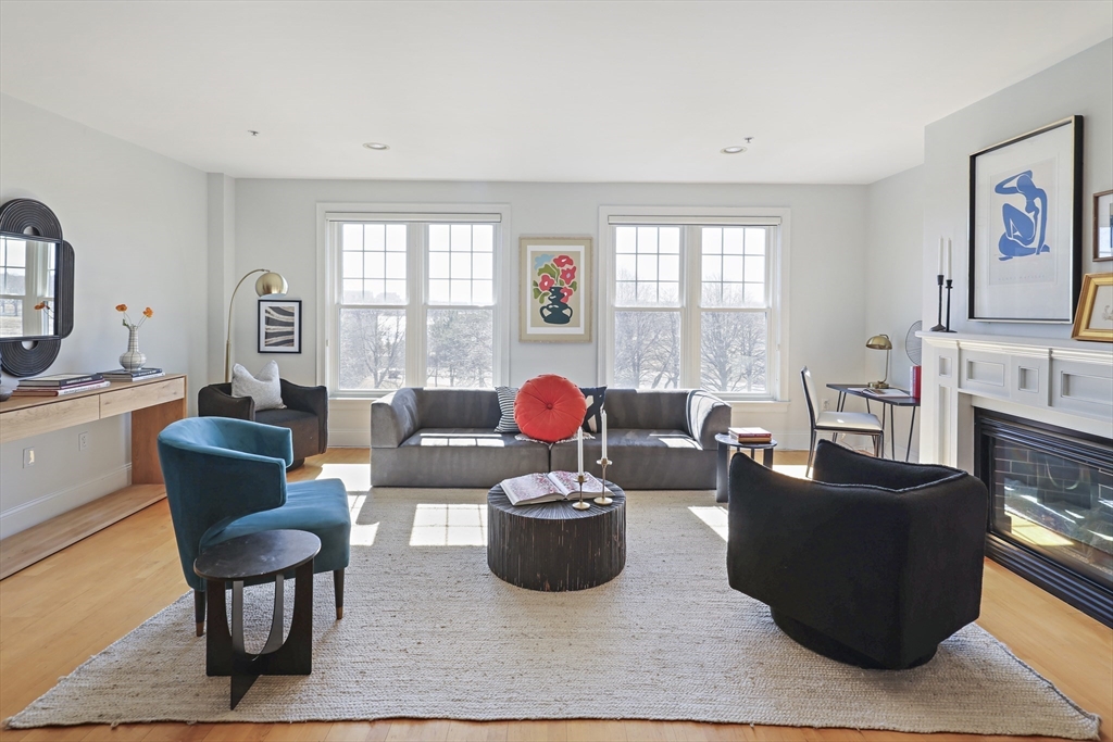 Boston, Massachusetts 02127, United States, 2 Bedrooms Bedrooms, ,2 BathroomsBathrooms,Residential,Pending,86568