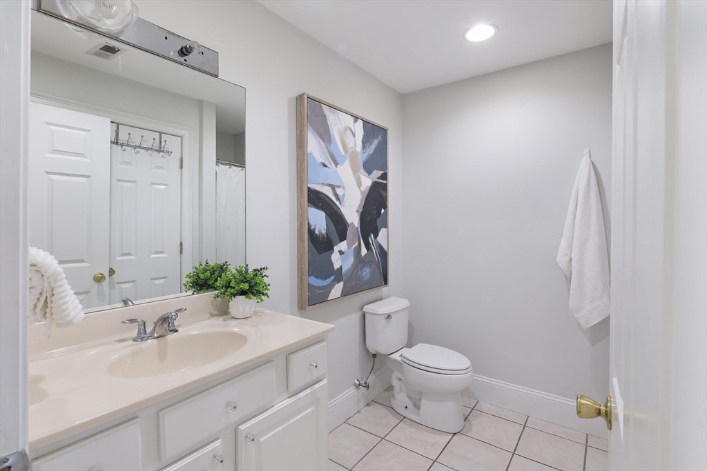 Boston, Massachusetts 02127, United States, 2 Bedrooms Bedrooms, ,2 BathroomsBathrooms,Residential,Pending,86568