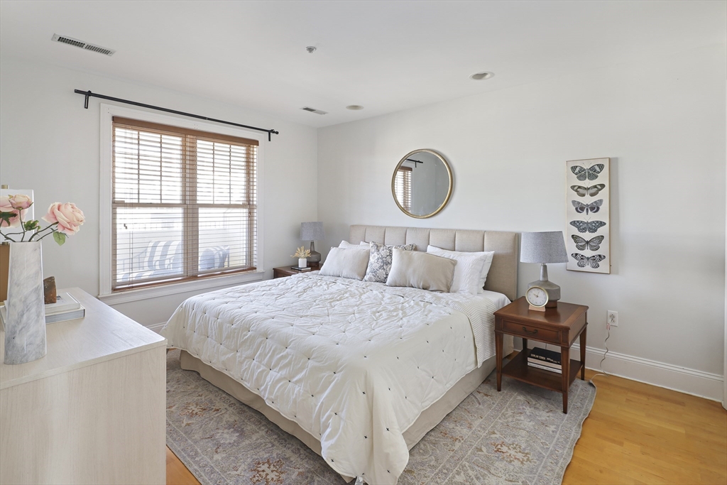 Boston, Massachusetts 02127, United States, 2 Bedrooms Bedrooms, ,2 BathroomsBathrooms,Residential,Pending,86568