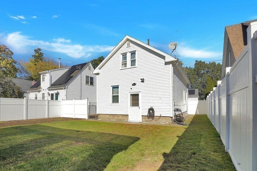 38 Merrimac Ave, Springfield, MA Photo #31