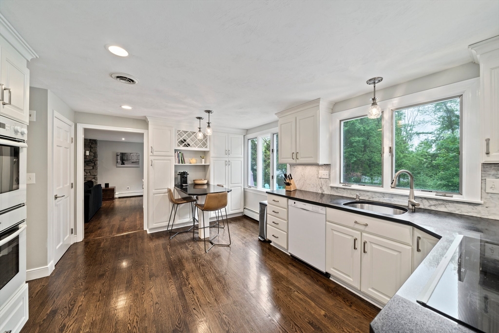 4 Carriage Ln