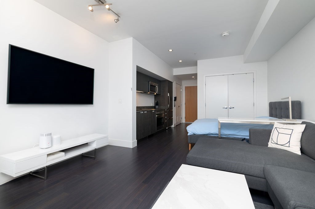 110 Stuart Street 17I