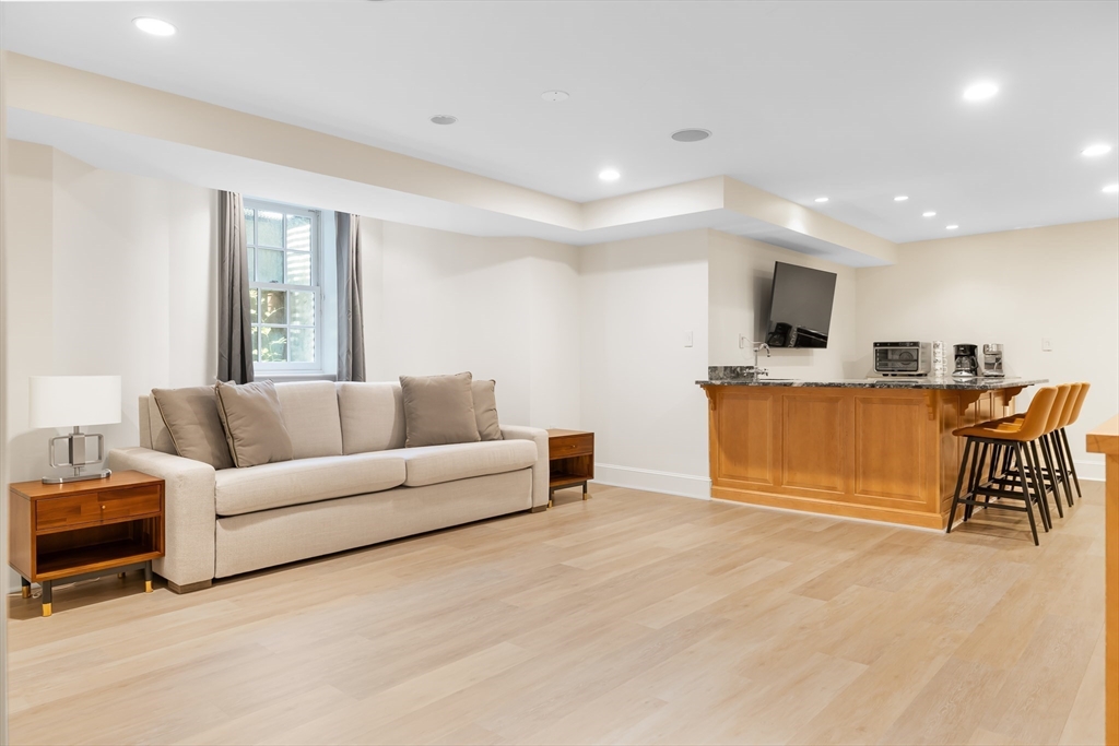 Newton, Massachusetts 02458, United States, 5 Bedrooms Bedrooms, ,6 BathroomsBathrooms,Residential,Active,119450