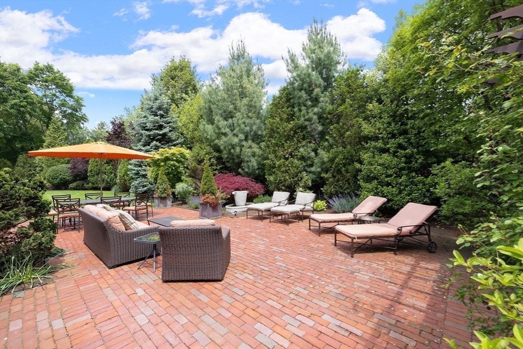 Newton, Massachusetts 02458, United States, 5 Bedrooms Bedrooms, ,6 BathroomsBathrooms,Residential,Active,119450