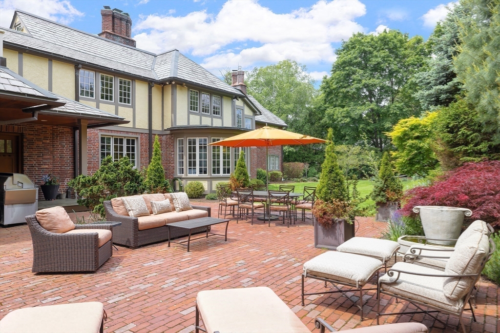 Newton, Massachusetts 02458, United States, 5 Bedrooms Bedrooms, ,6 BathroomsBathrooms,Residential,Active,119450