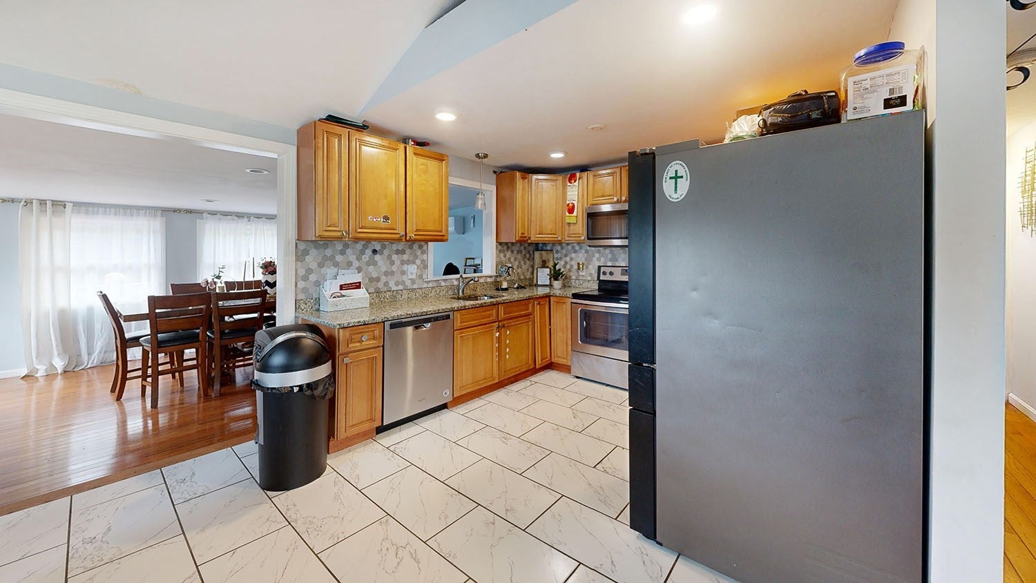 146 Fremont St, Taunton, MA Photo #12