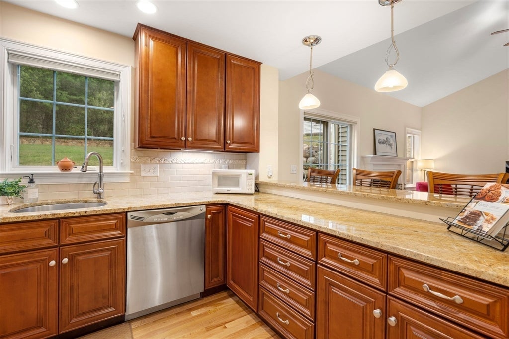 3 Mcgill Ct, Hopkinton, MA Photo #5