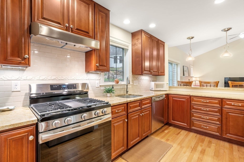 3 Mcgill Ct, Hopkinton, MA Photo #7