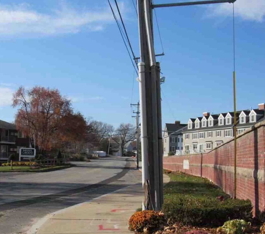 1975 Middlesex St 10
