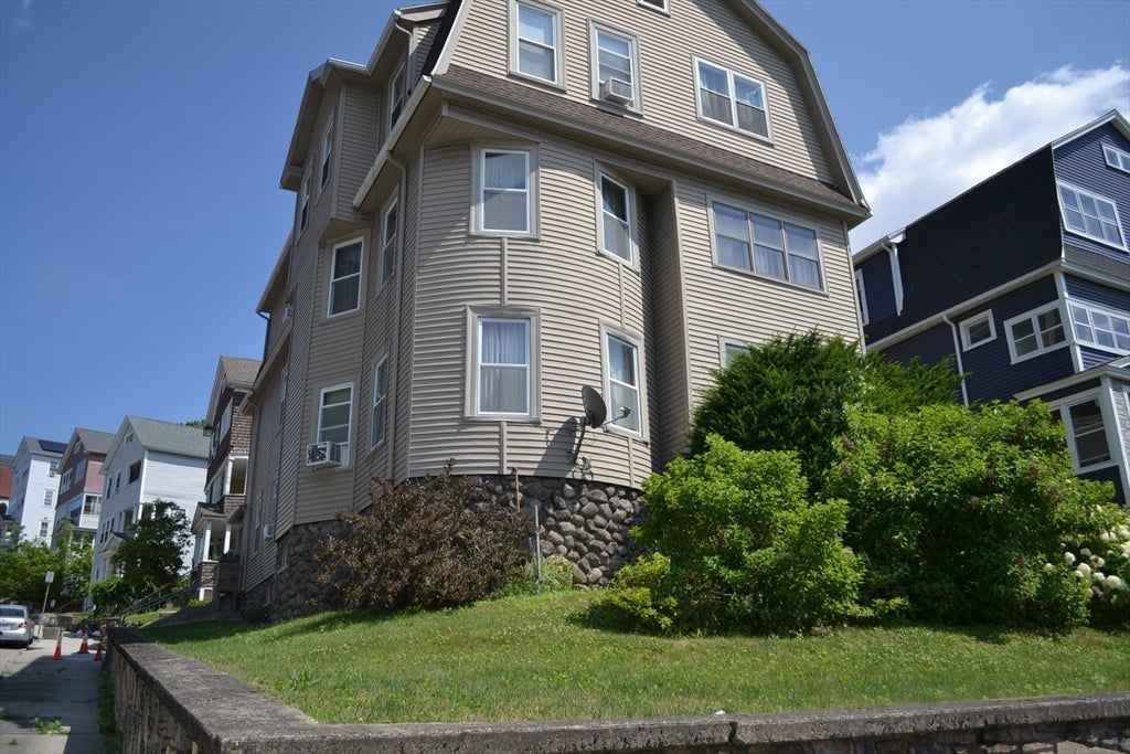 Click for 43 Sterling St #2, Worcester, MA slideshow Click for 43 Sterling St #2, Worcester, MA slideshow