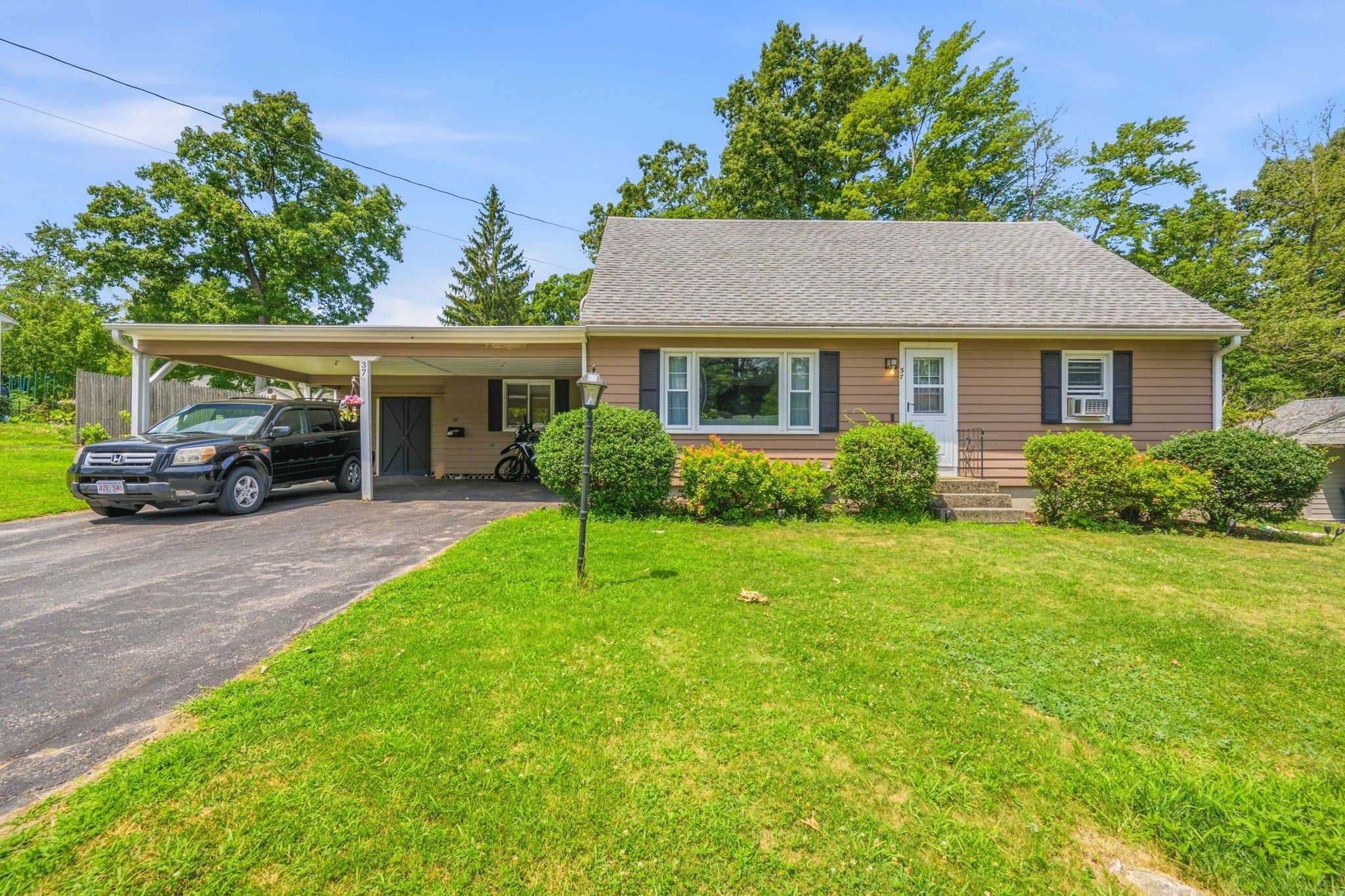 37 Parker St, Fitchburg MA 01420