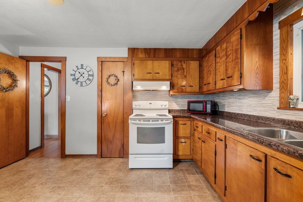 116 Kensington St, Agawam, MA Photo #24