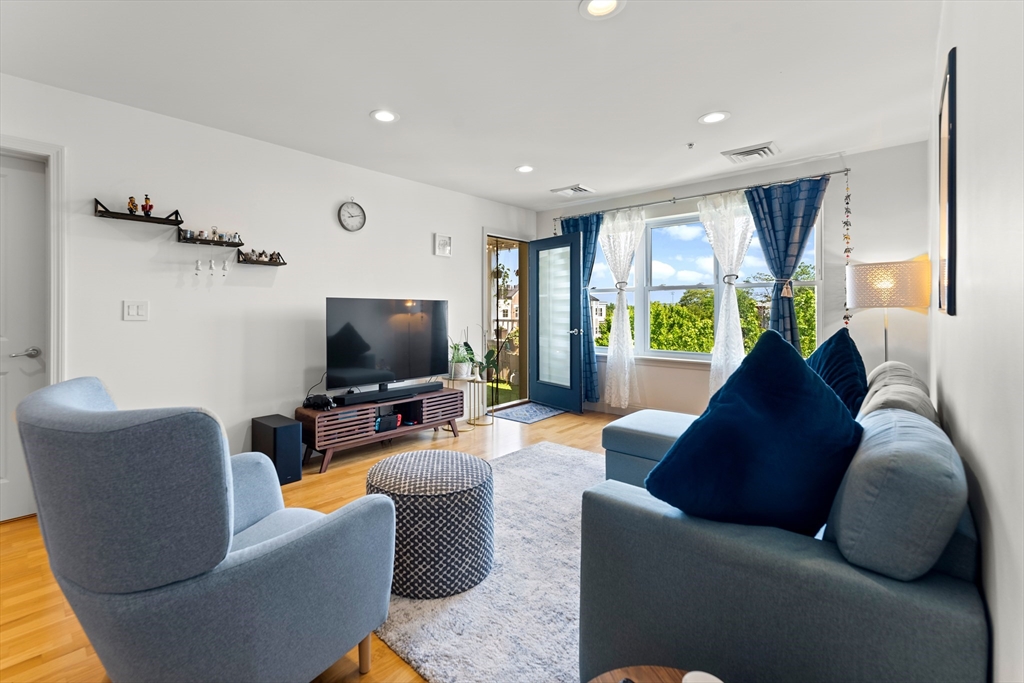 318 Rindge Ave 411