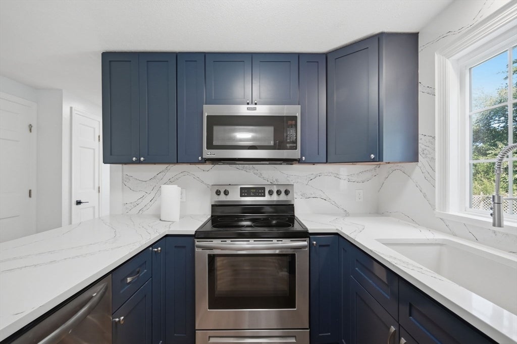 38 Green Meadow Ln, West Springfield, MA Photo #14