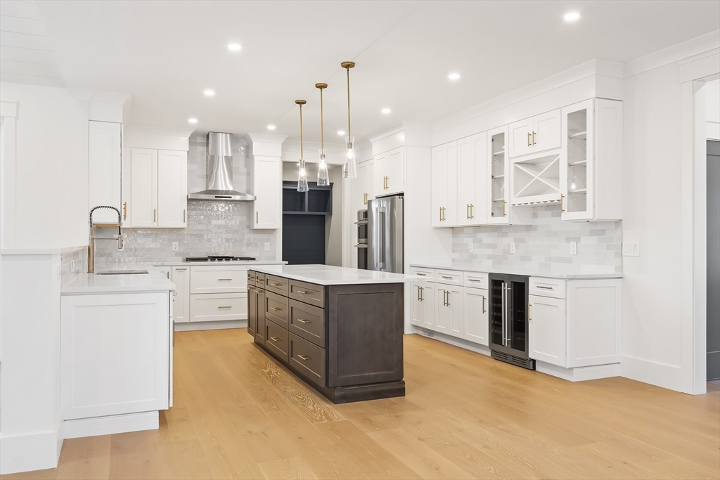 Natick, Massachusetts 01760, United States, 5 Bedrooms Bedrooms, ,5 BathroomsBathrooms,Residential,Pending,154771