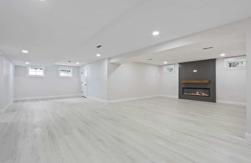 Natick, Massachusetts 01760, United States, 5 Bedrooms Bedrooms, ,5 BathroomsBathrooms,Residential,Pending,154771