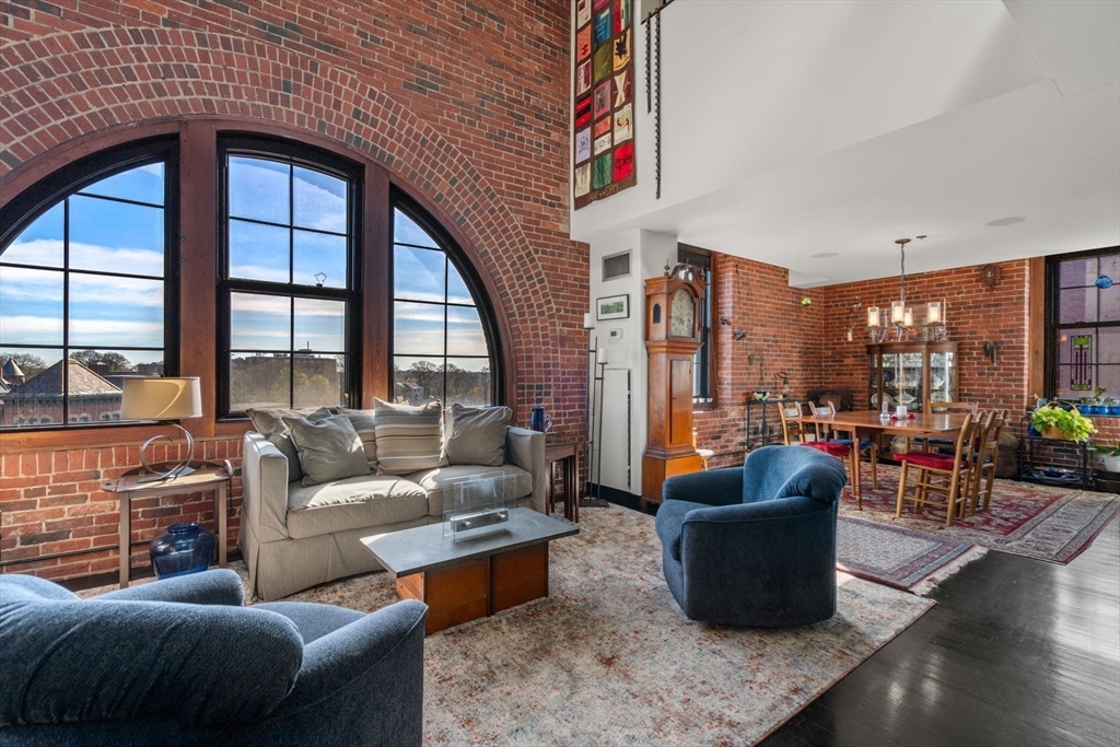 1241-1255 Adams F611