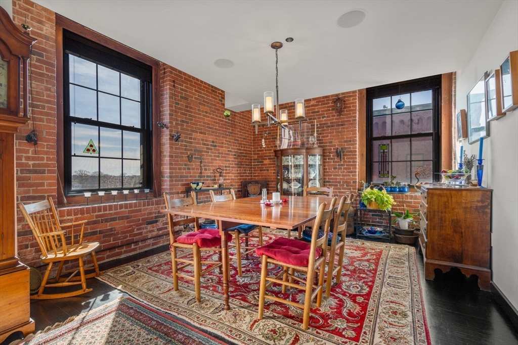 1241-1255 Adams F611