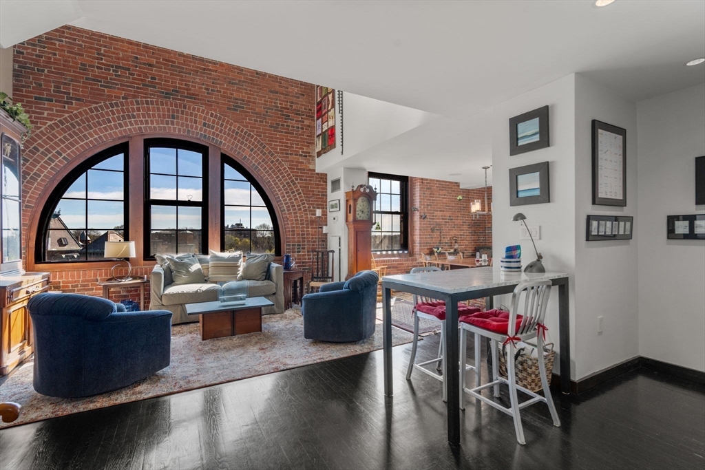 1241-1255 Adams F611