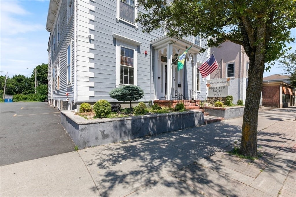 98 Main St