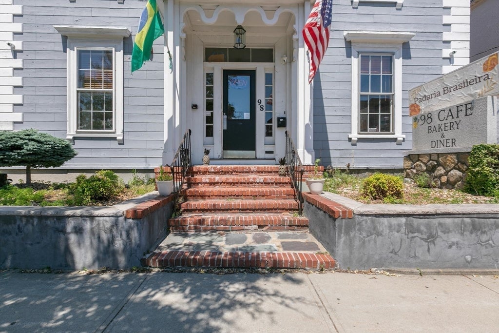 98 Main St
