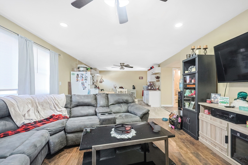 Marlborough, Massachusetts 01752, United States, 4 Bedrooms Bedrooms, ,5 BathroomsBathrooms,Residential,Active,86272