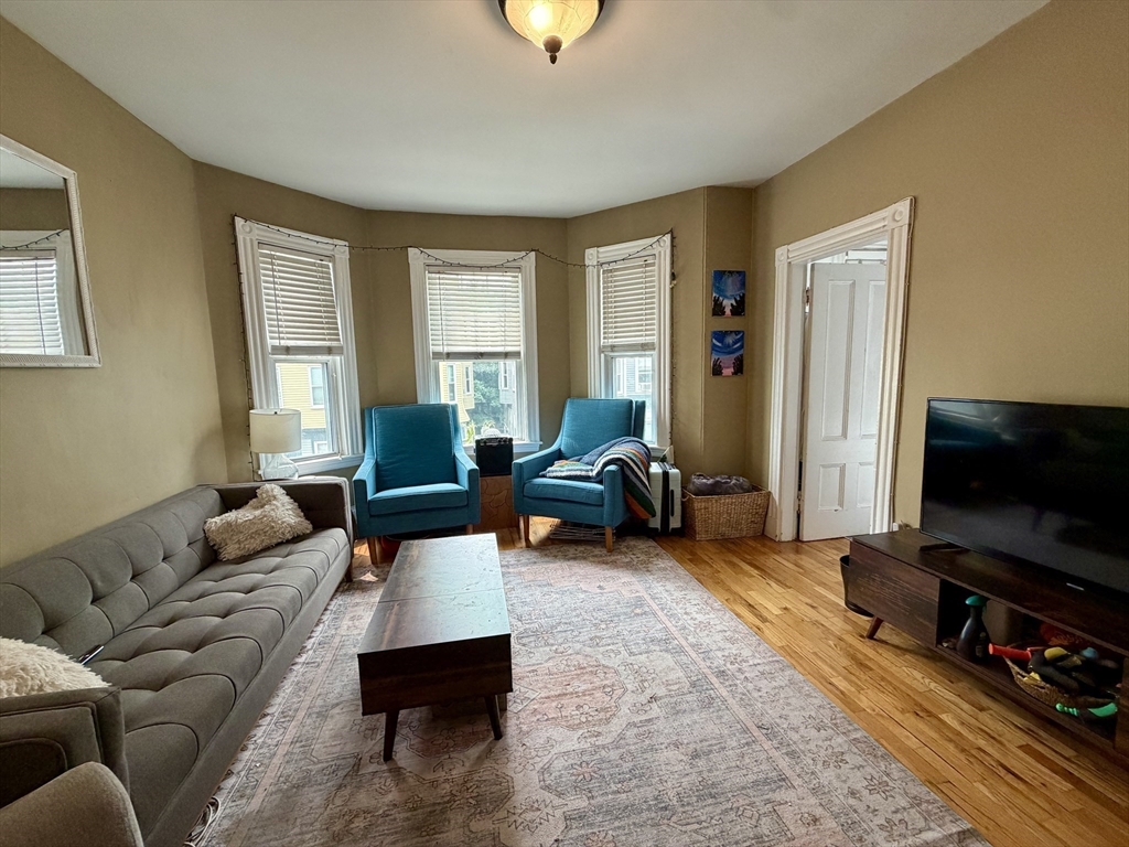 Click for 176 L St #2, Boston, MA slideshow