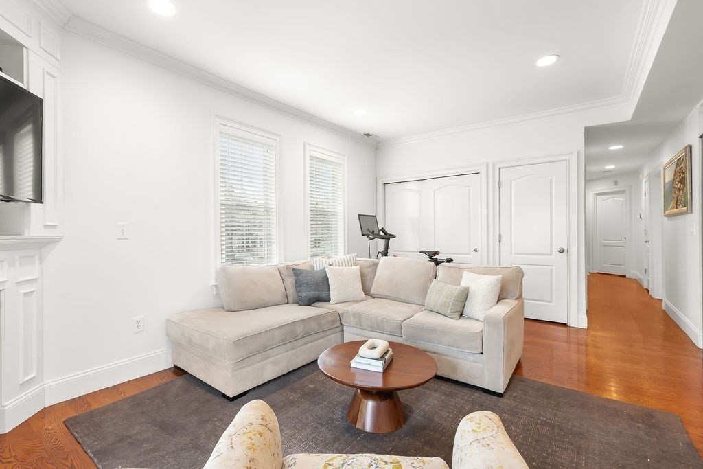 200 W 6th St 2