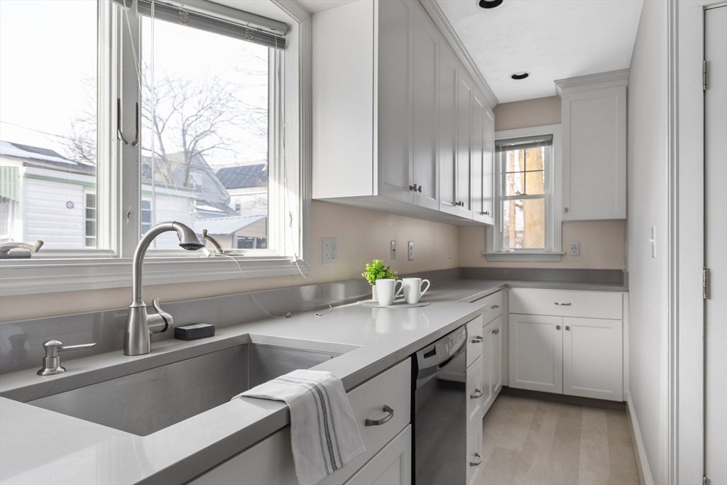 Boston, Massachusetts 02131, United States, 4 Bedrooms Bedrooms, ,2 BathroomsBathrooms,Residential,Active,77926