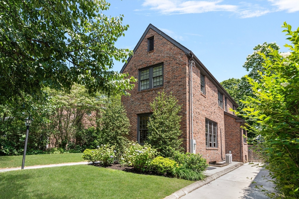 87 Blackstone Blvd