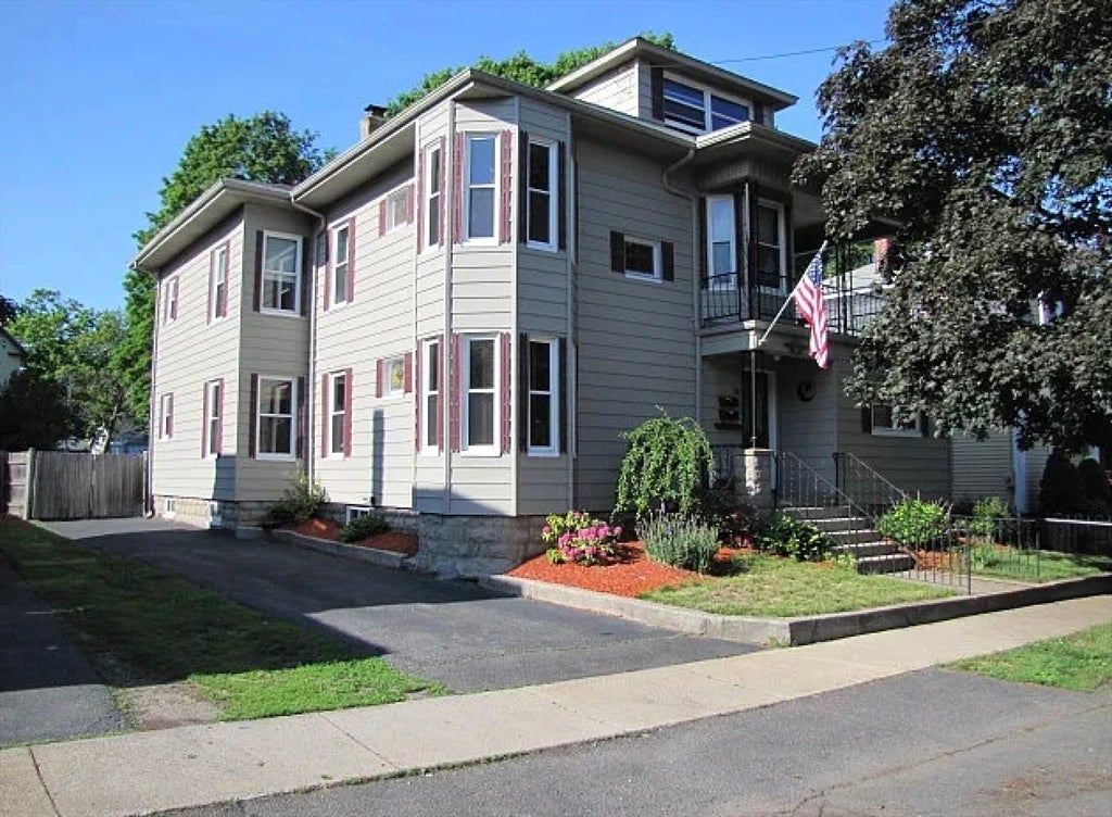Click for 29 1/2 Taylor St #2, Saugus, MA slideshow Click for 29 1/2 Taylor St #2, Saugus, MA slideshow