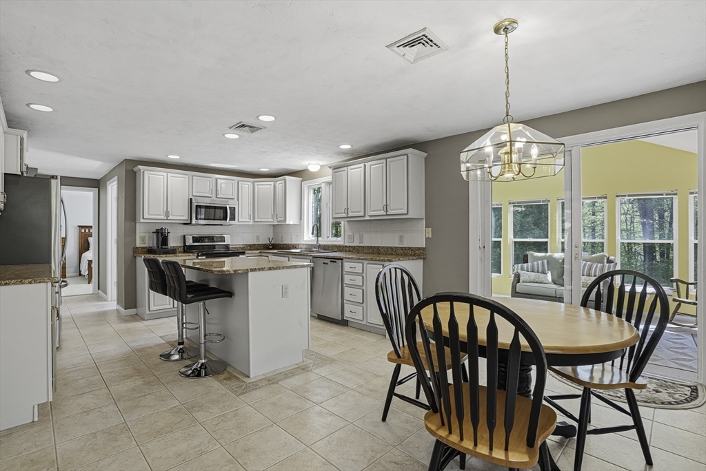 28 Wood Dr, Mendon, MA Photo #13