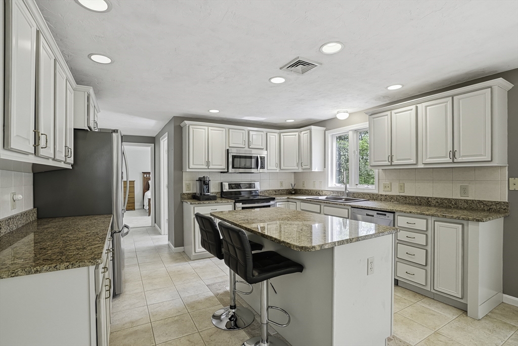 28 Wood Dr, Mendon, MA Photo #14