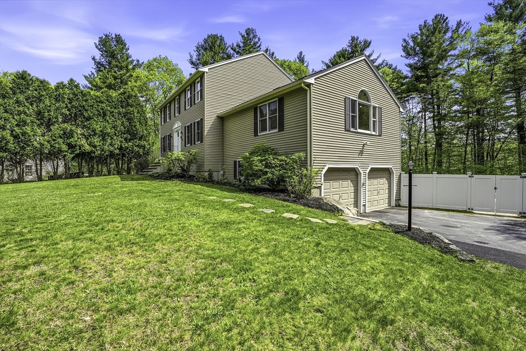 28 Wood Dr, Mendon, MA Photo #1