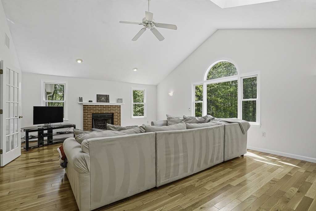 28 Wood Dr, Mendon, MA Photo #11