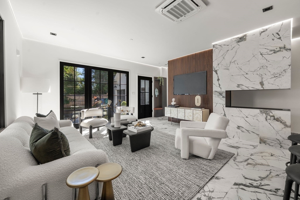 302 Elliot St. Carriage House N 3