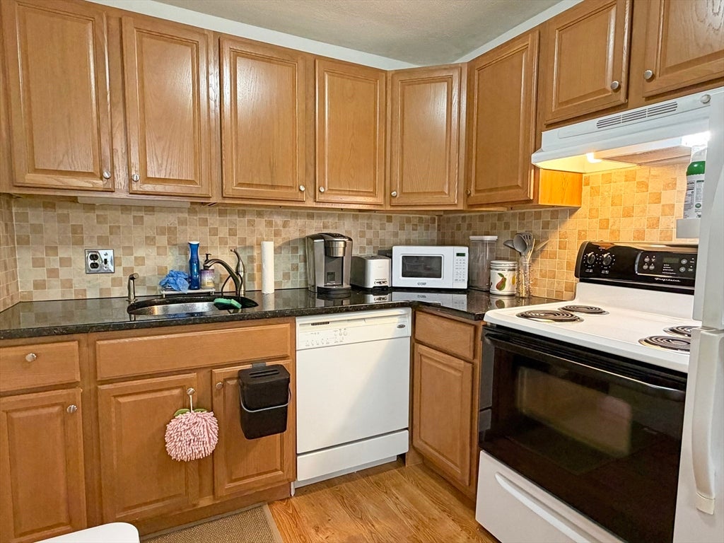 1077 Chestnut St #8, Newton, MA Photo #3