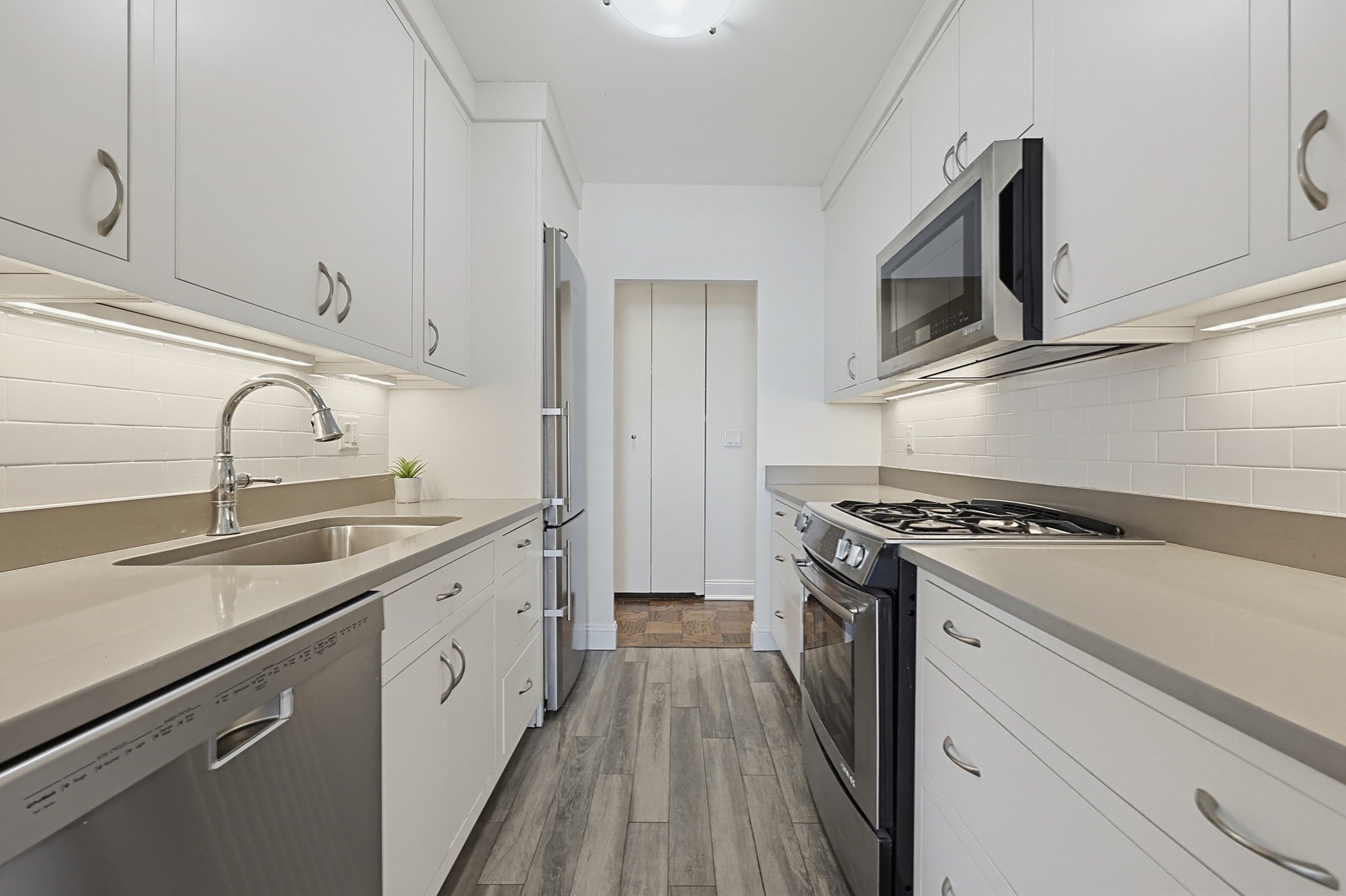 85 East India Row 15F