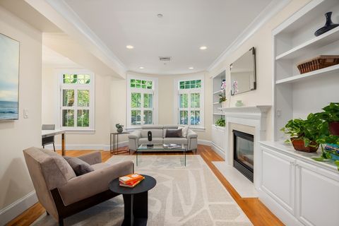 Condominium in Brookline MA 1861 Beacon St 1.jpg