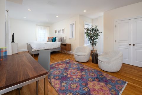 Condominium in Brookline MA 1861 Beacon St 4.jpg