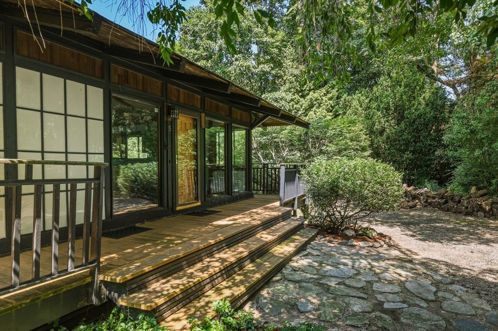 5 Laurel Ridge Dr