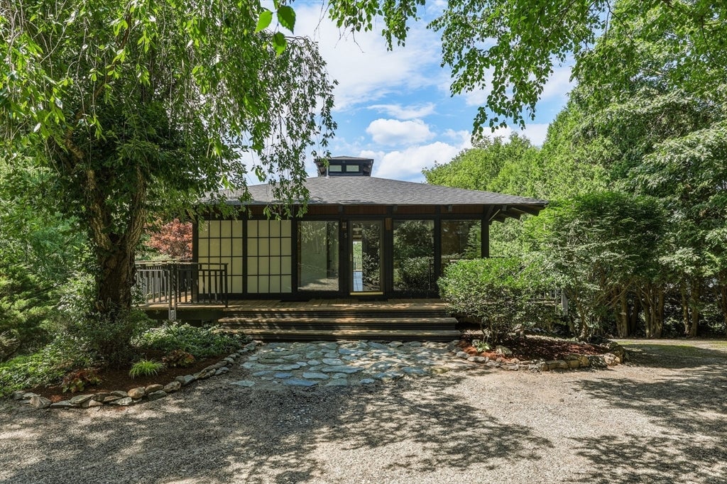 Photo of 5 Laurel Ridge Dr, Belchertown, MA