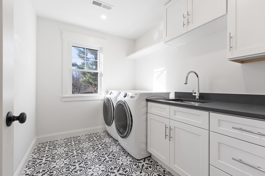 Natick, Massachusetts 01760, United States, 5 Bedrooms Bedrooms, ,5 BathroomsBathrooms,Residential,Contingent,132496