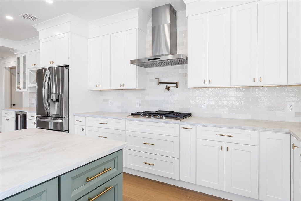 Natick, Massachusetts 01760, United States, 5 Bedrooms Bedrooms, ,5 BathroomsBathrooms,Residential,Contingent,132496