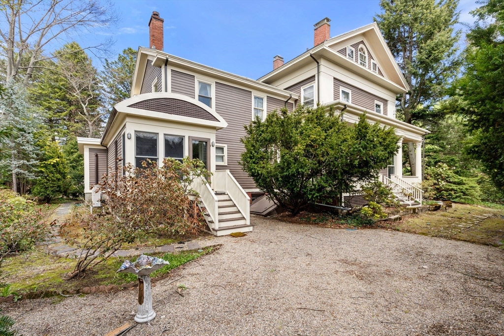 983 Centre St