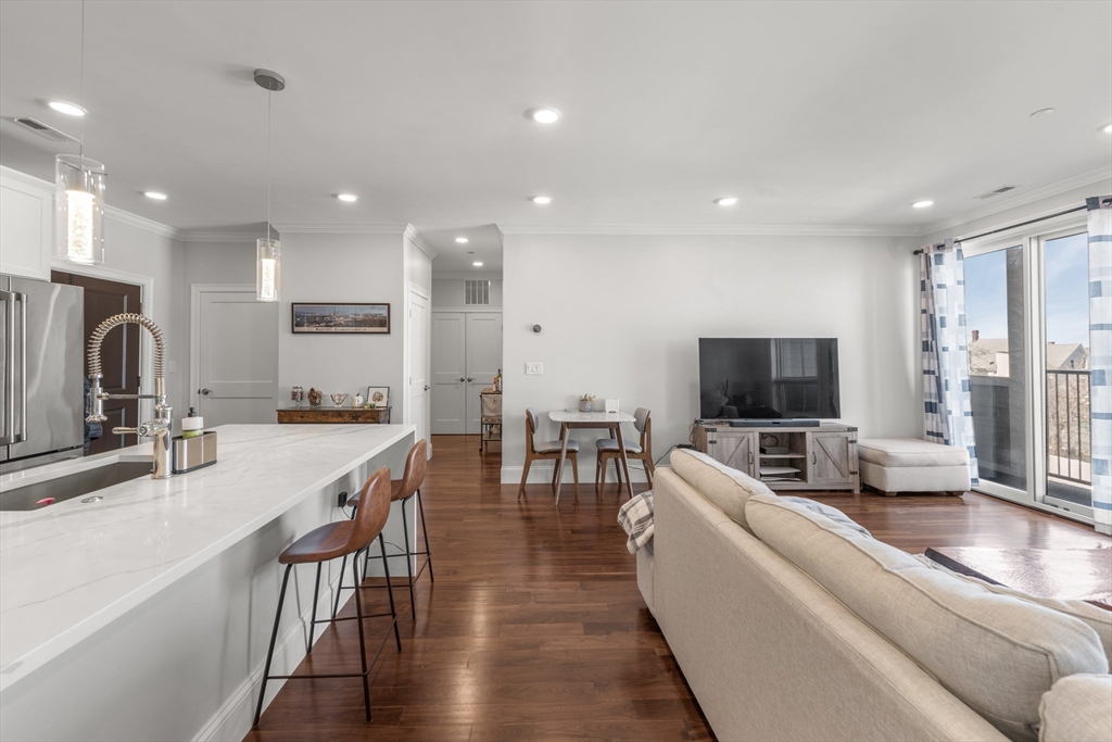 87 Medford St 209