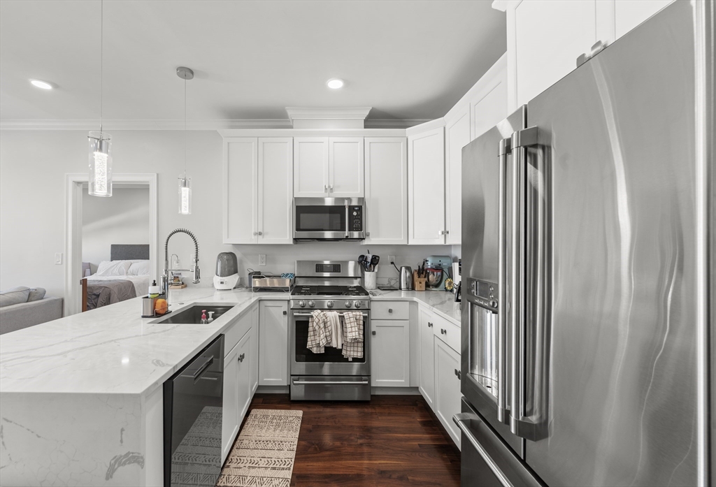 87 Medford St 209