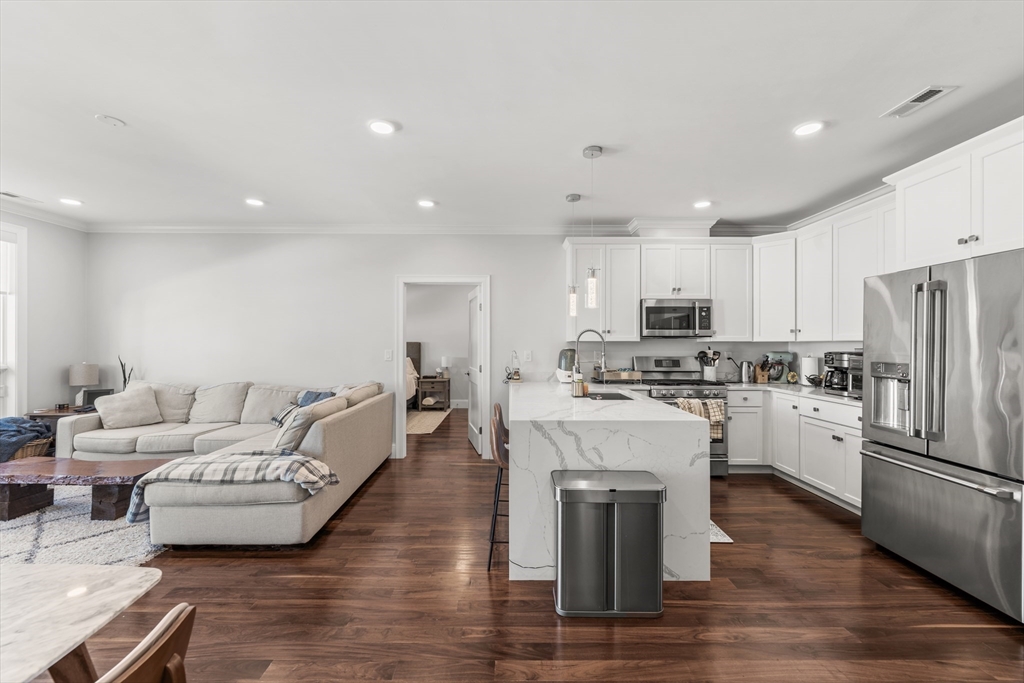 87 Medford St 209